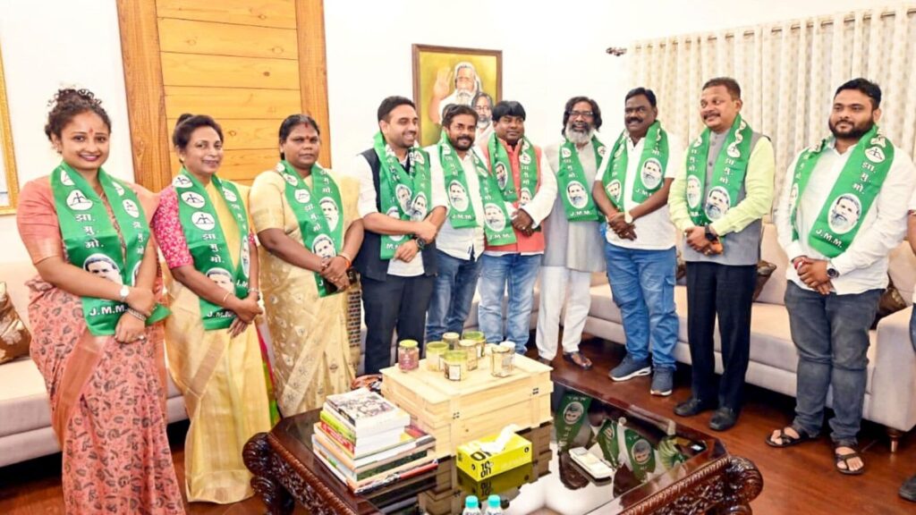 Jharkhand Elections: Former BJP leaders Lois Marandi and Kunal Sarangi join CM Hemant Soren’s JMM, citing disillusionment.